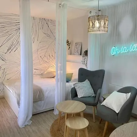 Studio Face Au Port Santa Lucia Avec Piscine Et Parking Prive Saint-Raphaël