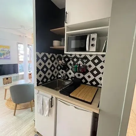 Studio Face Au Port Santa Lucia Avec Piscine Et Parking Prive Saint-Raphaël