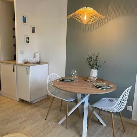 Studio Face Au Port Santa Lucia Avec Piscine Et Parking Prive Saint-Raphaël