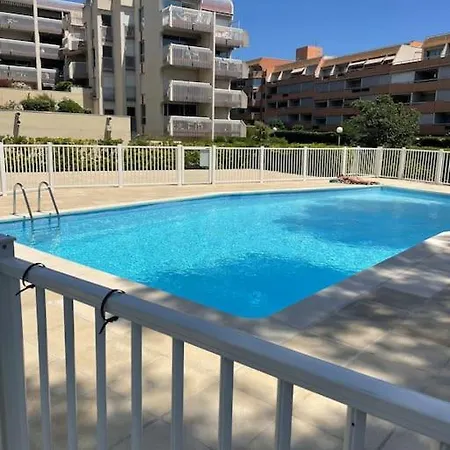 Studio Face Au Port Santa Lucia Avec Piscine Et Parking Prive * Saint-Raphaël