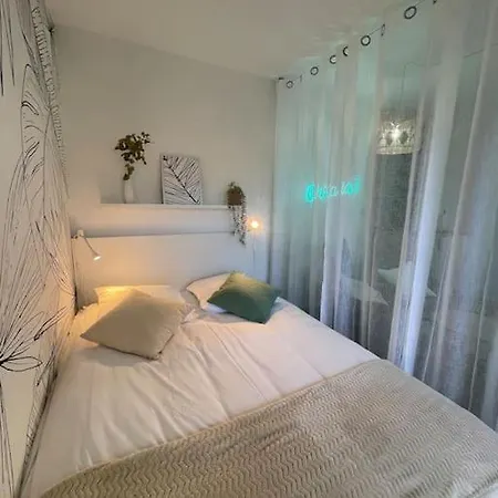 Studio Face Au Port Santa Lucia Avec Piscine Et Parking Prive Apartment Saint-Raphaël