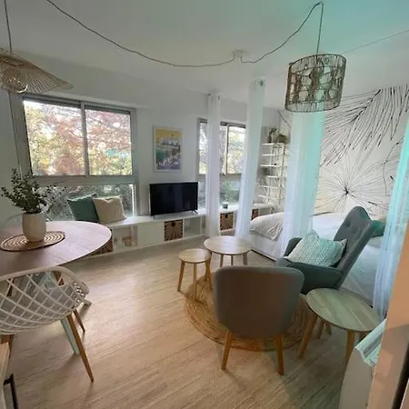 Apartment Studio Face Au Port Santa Lucia Avec Piscine Et Parking Prive Saint-Raphaël
